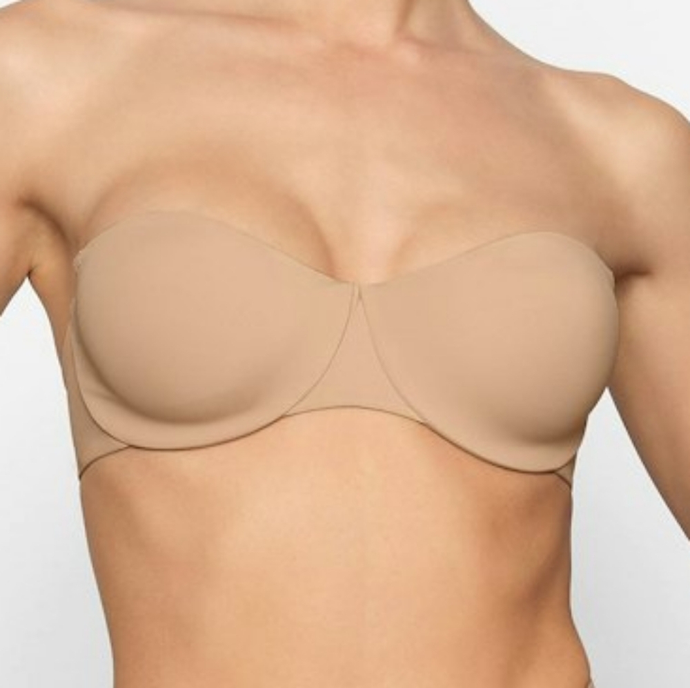 NWT. SKIMS Smoothing Intimates Unlined Strapless Bra